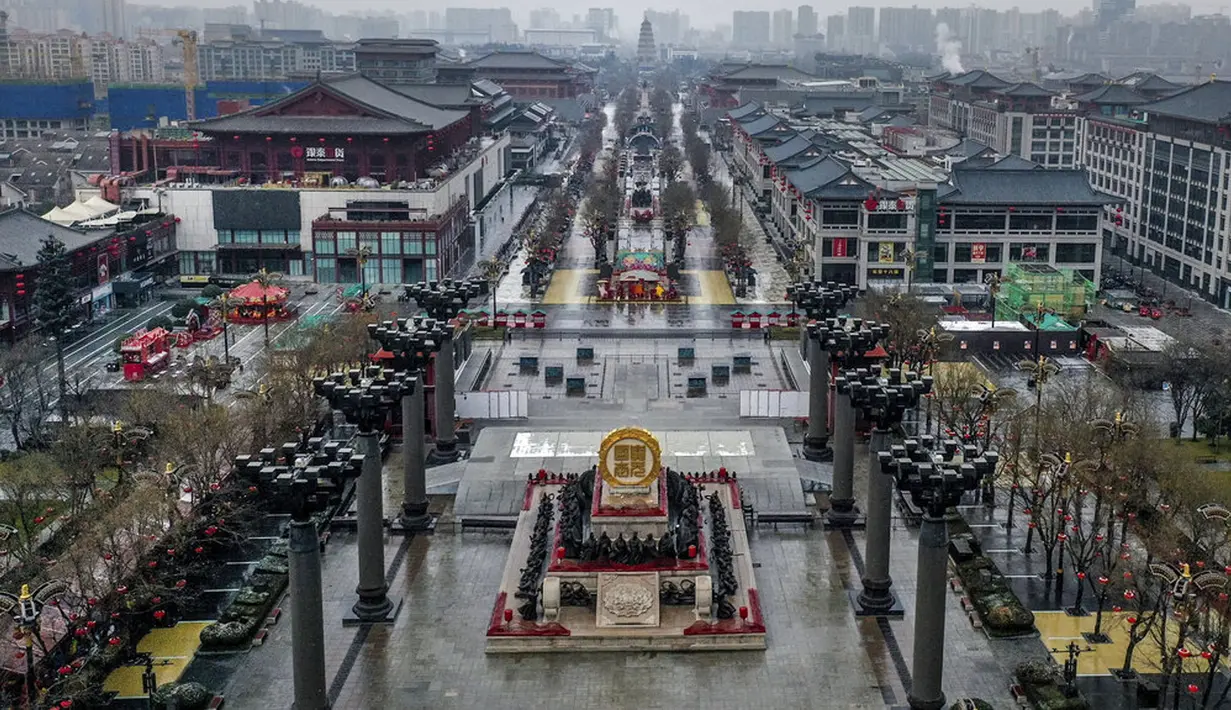 Foto udara menunjukkan jalan komersial yang tenang di Kota Xi'an, Provinsi Shaanxi, China, 25 Desember 2021. Kota berpenduduk 13 juta orang tersebut lockdown ketat imbas lonjakan kasus COVID-19. (Tao Ming/Xinhua via AP)