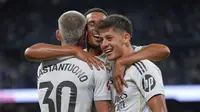 Arda Guler dari Real Madrid (kanan) merayakan bersama Franco Mastantuono dan Trent Alexander-Arnold setelah mencetak gol yang kemudian dianulir dalam laga La Liga antara Real Madrid dan Mallorca di Madrid, Sabtu, 30 Agustus 2025. (AP Photo/Manu Fernandez)