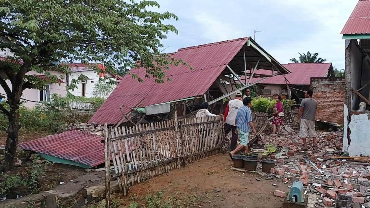 Potret Kerusakan Bangunan di Bengkulu Dampak Gempa 6,3 M, Warga Panik Kuatnya Guncangan