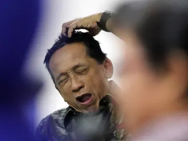 Terdakwa mantan Bupati Bangkalan Fuad Amin terlihat menguap saat mengikuti sidang lanjutan dugaan di Pengadilan Tipikor, Jakarta, Kamis (6/8/2015). Agenda sidang tersebut mendengarkan keterangan 17saksi. (Liputan6.com/Helmi Afandi)