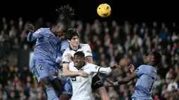 Bermain di Stadion Mestalla, Los Blancos harus puas berbagi angka dengan Valencia. (Jose Jordan/AFP)