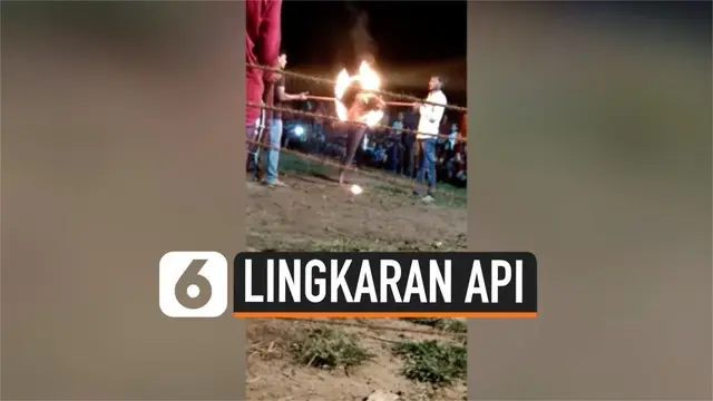 Seorang pria India jatuh dengan kepala terlebih dahulu menghantam tanah usai melakukan atraksi lompati lingkaran api. Ia pun tak sadarkan diri dan dilariken ke rumah sakit.