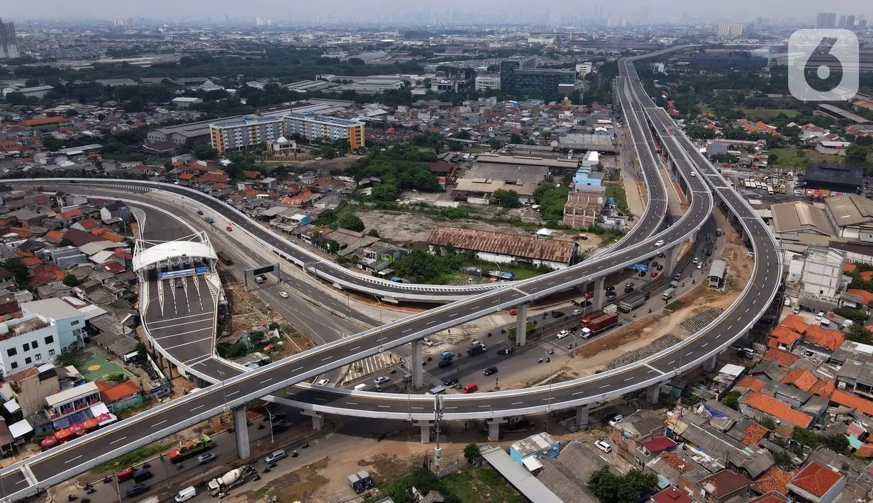 Foto udara Jalan Tol Layang Dalam Kota Kelapa Gading - Pulo Gebang, Jakarta, Sabtu (20/11/2021). Beroperasinya jalan tol tersebut diharapkan dapat meningkatkan pelayanan dan alternatif kepada pengguna dari arah Kelapa Gading menuju Pulo Gebang. (merdeka.com/Imam Buhori)