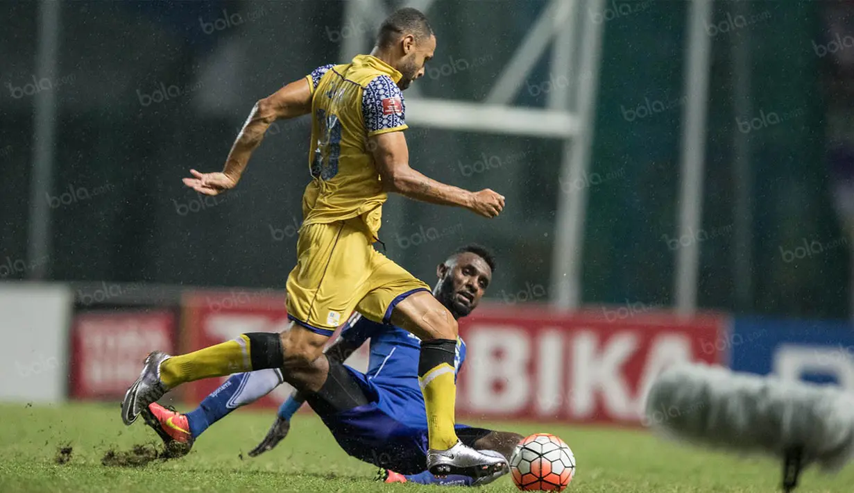 Pemain Barito Putera, Luis Junior, melewati hadangan pemain Persib, Yanto Basna, pada laga TSC 2016 di Stadion Pakansari, Bogor, Jawa Barat, Sabtu (13/8/2016). Persib menang 2-0 atas Barito Putera. (Bola.com/Vitalis Yogi Trisna)