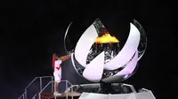 Petenis Naomi Osaka menyalakan api di kaldron Olimpiade 2020 (AFP)