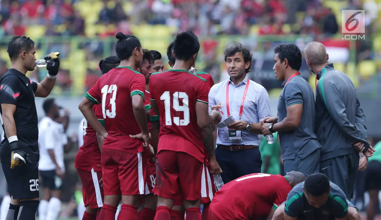 Pelatih Timnas Indonesia, Luis Milla (kemeja biru) memberi arahan pada pemainnya saat jeda minum pada laga persahabatan melawan Fiji di Stadion Patriot Candrabhaga, Bekasi, Sabtu (9/2). Laga berakhir imbang 0-0. (Liputan6.com/Helmi Fithriansyah)