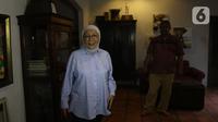 Ratna Sarumpaet menyapa pewarta di kediamannya usai dinyatakan bebas dari hukuman pidana kasus penyebaran berita bohong atau hoaks, Jakarta, Kamis (26/12/2019). Dari total hukuman dua tahun, Ratna hanya mendekam di penjara selama 15 bulan. (Liputan6.com/Herman Zakharia)