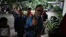 Ketum PAN, Zulkifli Hasan menyapa awak media saat tiba di kediaman Megawati di Jalan Teuku Umar, Jakarta, Selasa (22/11). Pertemuan tertutup tersebut membahas situasi politik terkini dan pilkada serentak 2017. (Liputan6.com/Faizal Fanani)