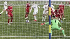 Pemain Leeds United Diego Llorente (ketiga kanan) mencetak gol ke gawang Liverpool pada  pertandingan Liga Inggris di Stadion Elland Road, Leeds, Inggris, Senin (19/4/2021). Pertandingan berakhir dengan skor 1-1. (Clive Brunskill/Pool via AP)
