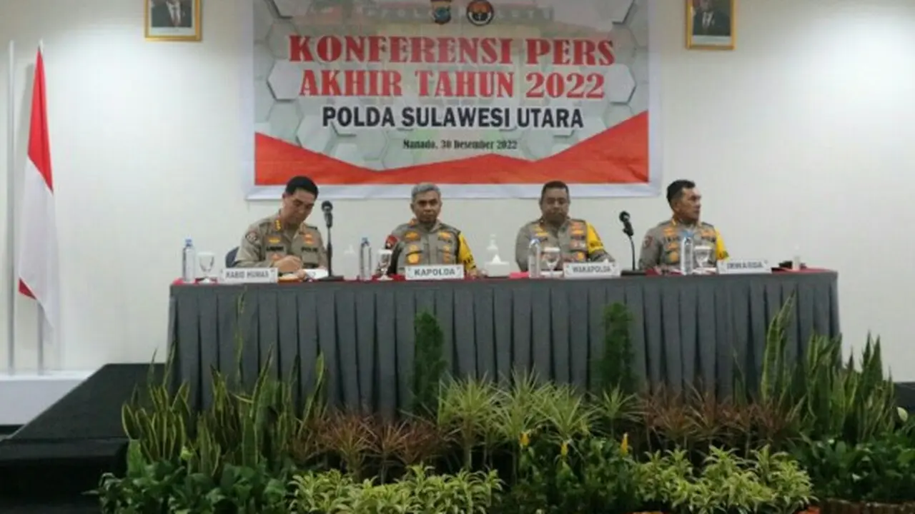 Kapolda Sulut Irjen Pol Setyo Budiyanto memaparkan kondisi kamtibmas Sulut selama tahun 2022 saat jumpa pers yang digelar di Ballroom Hotel Grand Whiz, Manado, Sulut, Jumat (30/12/2022).