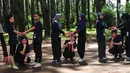 Sejumlah peserta mengikuti game di Jambore Citizen Journalist Academy Energi Muda Pertamina di Cikole, Bandung (16/11). Jelang Awarding, para finalis menjalani beberapa rangkaian acara. (Liputan6.com/Helmi Afandi)