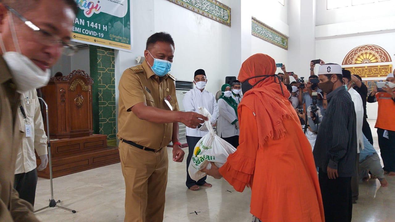Gubernur Sulut menyerahkan bantuan Ramadan secara simbolis kepada warga di Masjid Raya Ahmad Yani Manado.