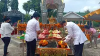 Pengurus Tempat Ibadah Tri Dharma (TITD) Kwan Sing Bio Tuban, kembali menggelar ritual sembahyang sambil merayakan Hari Ulang Tahun (HUT) Se Mien Fo, 9 November 2021. (Liputan6.com/ Ahmad Adirin)