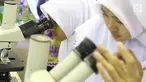 Pengunjung mengamati hasil penelitian di Indonesia Science Expo 2017, Jakarta, Senin (23/10). Pameran sains ini menampilkan hasil penelitian dari beberapa kementerian, lembaga negara, perguruan tinggi, LIPI, dan industri. (Liputan6.com/Immanuel Antonius)