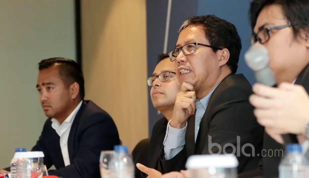 Wakil Ketua Umum PSSI, Joko Driyono (2kanan) saat mendampingi Delegasi FIFA terkait pemberian bantuan FIFA sebesar USD 13,500,000.- di Kantor PSSI, Jakarta, Minggu (19/2/2017). (Bola.com/Nicklas Hanoatubun)