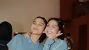 Sementara Azizah Salsha tampil serba biru mengenakan atasan crop lengan pendek berkerah dan resleting. Makin manis, crop top tersebut dipadukan dengan rok mini tenis warna senada. [@azizahsalsha_].