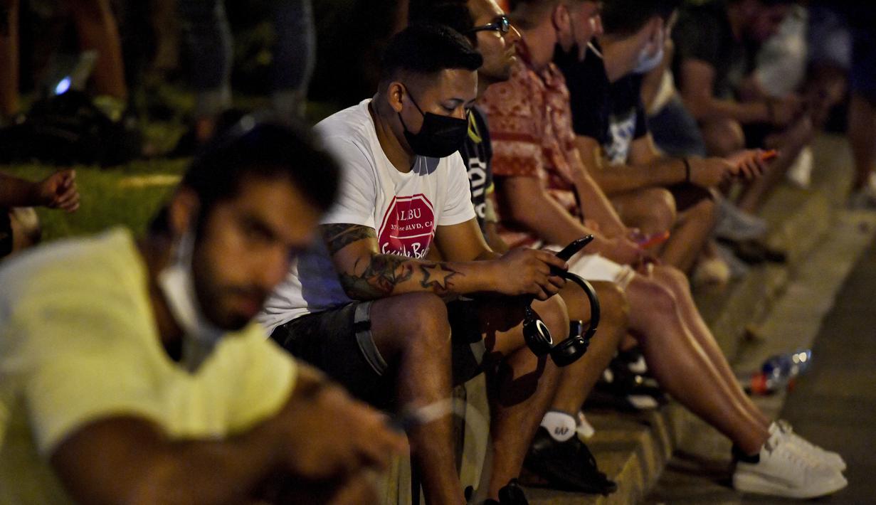 Puluhan fans berat Barca pun berkumpul di sekitar Stadion Camp Nou. Mereka tampak bersedih dan seakan tak percaya akan kehilangan sosok Lionel Messi yang akan meninggalkan klub kesayangannya Barcelona mulai musim depan. (Foto: AFP/Pau Barrena)
