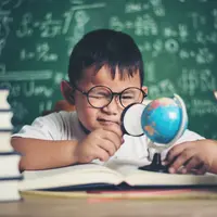 Anak mudah kecanduan games sehingga fokusnya terabaikan dengan gadget apabila berada di lingkungan yang kurang tepat. (Foto/dok: Freepik/jcomp)