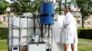 Ilmuwan Belgia, Sebastiaan Derese ketika mencoba mesin yang bisa mengubah air seni menjadi air yang layak diminum dan menjadi pupuk dengan bantuan energi matahari, di University of Ghent, Belgia, Selasa (26/7). (REUTERS/Francois Lenoir)