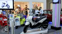 Suasana pameran kendaraan di salah satu pusat perbelanjaan di Bandung, Sabtu (27/6/2015). Pemerintah melalui Bank Indonesia (BI) telah menerbitkan aturan pelonggaran uang muka (DP) untuk kredit kepemilikan kendaraan bermotor. (Liputan6.com/Helmi Afandi)