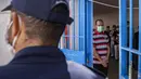 Para narapidana menunggu giliran menerima suntikan vaksin Covid-19 AstraZeneca selama kampanye vaksinasi di penjara El-Arjate dekat ibu kota Rabat pada 26 Mei 2021. Sekitar 300 narapidana di penjara tersebut divaksinasi COVID-19 sebagai upaya mengekang penyebaran corona di Maroko (FADEL SENNA/AFP)