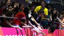 Jonatan Christie menjadi pemain Indonesia yang paling diburu penggemar di Singapore indoor Stadium. (Bola.com/Arief Bagus)