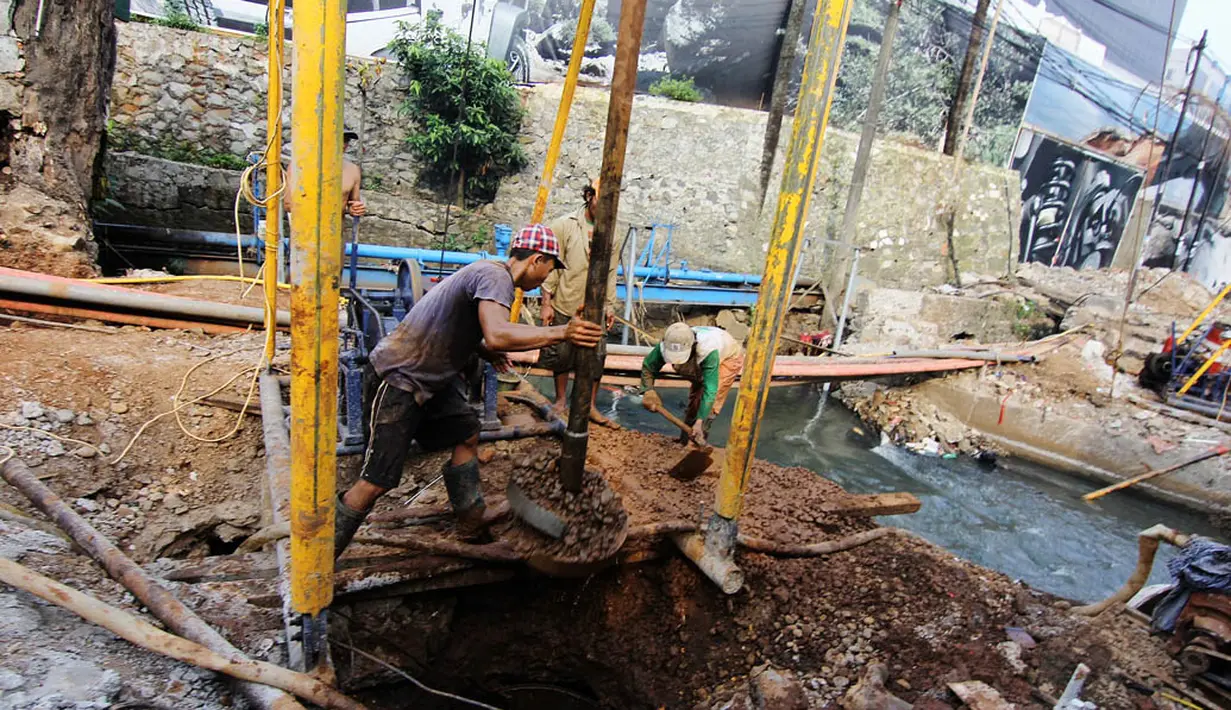 Pekerja menyelesaikan proyek peninggian jembatan Kali Mampang di kawasan Jalan Warung Buncit Raya, Jakarta, Kamis (5/6/14). (Liputan6.com/Faizal Fanani)
