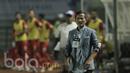 Pelatih Persib, Djajang Nurjaman, memberi arahan kepada anak asuhnya saat melawan Persiba pada laga lanjutan liga 1 Indonesia di Stadion GBLA, Bandung, Minggu (11/6/2017). Persib menang 1-0. (Bola.com/M Iqbal Ichsan)