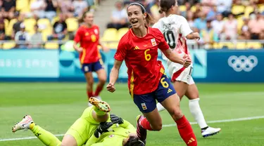 Gelandang Spanyol, Aitana Bonmati melakukan selebrasi usai mencetak gol pada pertandingan sepak bola Olimpiade Paris 2024 grup C putri melawan Jepang di Stadion La Beaujoire di Nantes pada 25 Juli 2024. (ALAIN JOCARD/AFP)