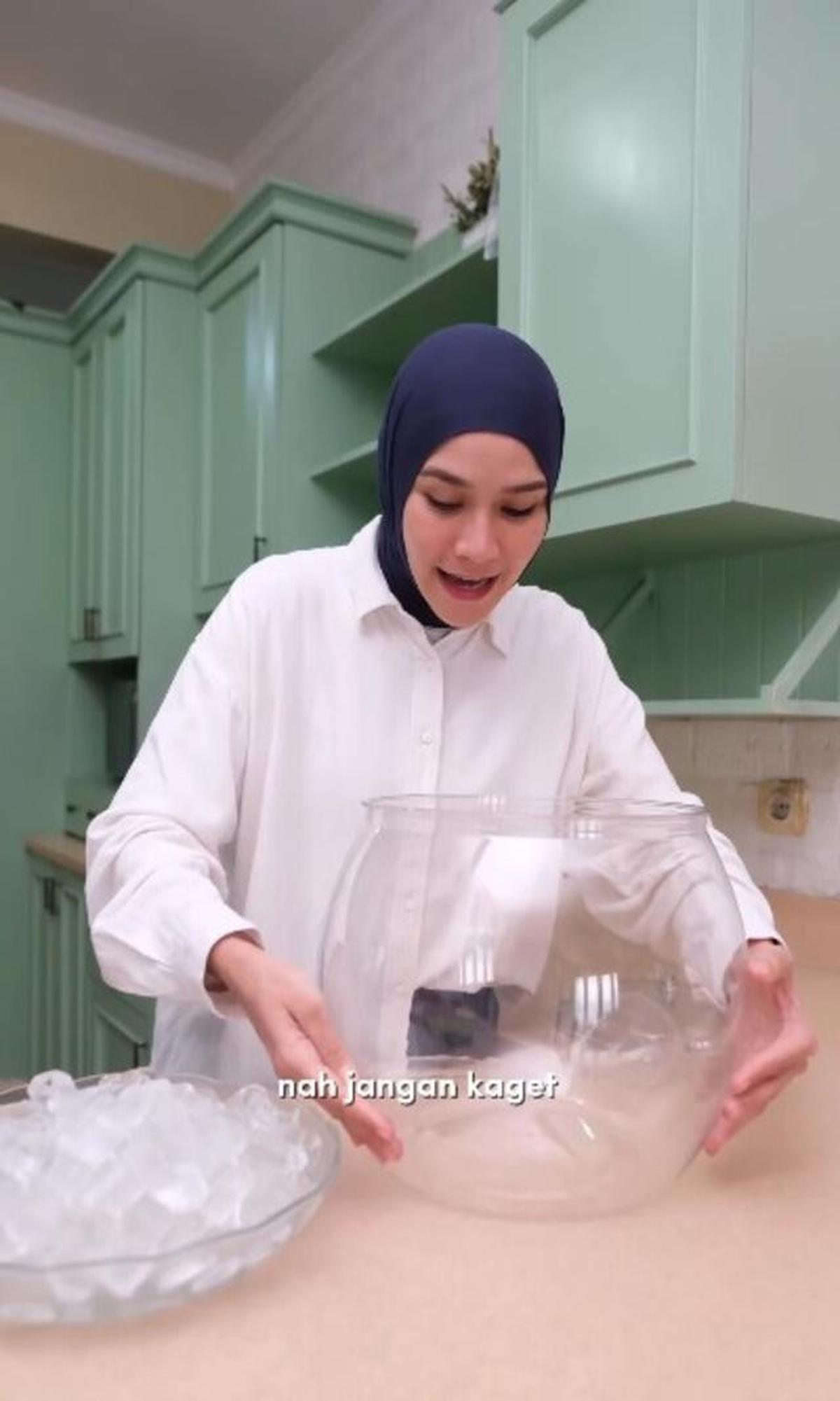 6 Potret Dapur Rumah Zaskia Adya Mecca, Dominasi Hijau Mint Elegan dengan Sentuhan Vintage Modern