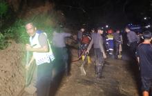 Jalur Wisata ke Pangandaran Via Salopa Tertutup Longsor, Jalan Tertutup Tanah dengan Ketebalan Sampai 2 Meter