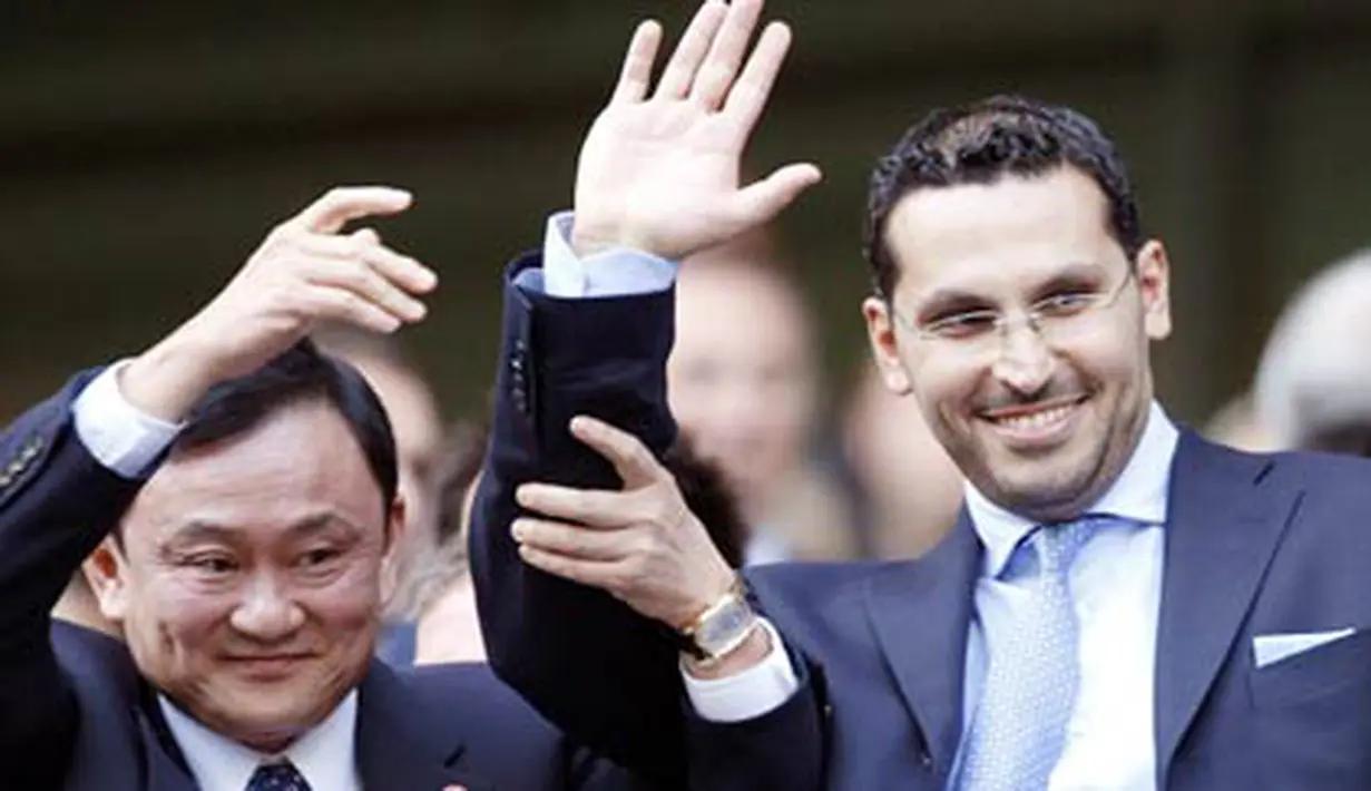 Manchester City's Thai owner Thaksin Shinawatra (L) holds up the hand of new chairman designate Khaldoon Al Mubarak before their EPL football match at The City of Manchester Stadium in Manchester on September 21, 2008. AFP PHOTO/PAUL ELLIS