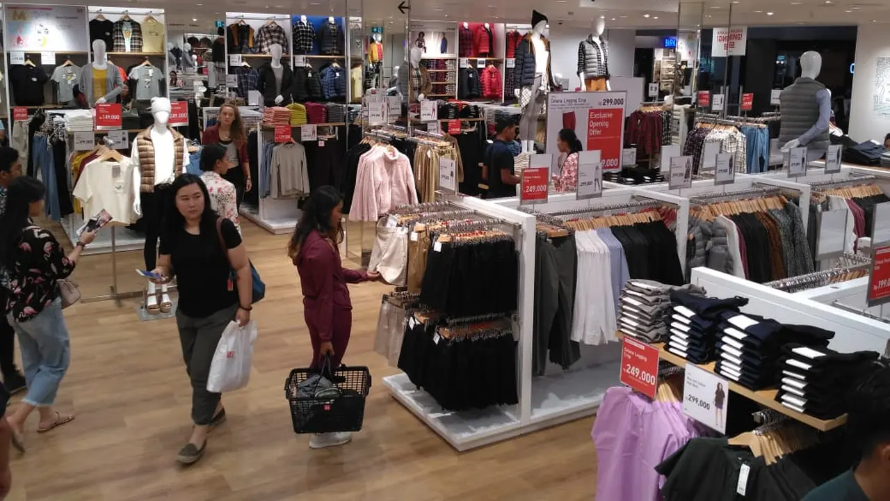 From Tokyo to Denpasar, seperti ini suasana Uniqlo Bali di awal-awal pembukaannya. Beberapa produk pun ditawarkan dengan harga spesial. (Foto: Benedikta Desideria)