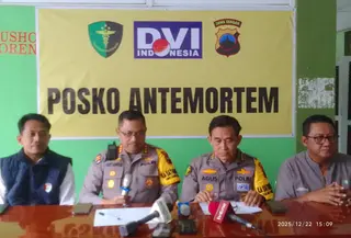 Polda Jateng saat konferesi pers terkait kecelakaan maut di Tol Semarang. (Liputan6.com/ Felek Wahyu)