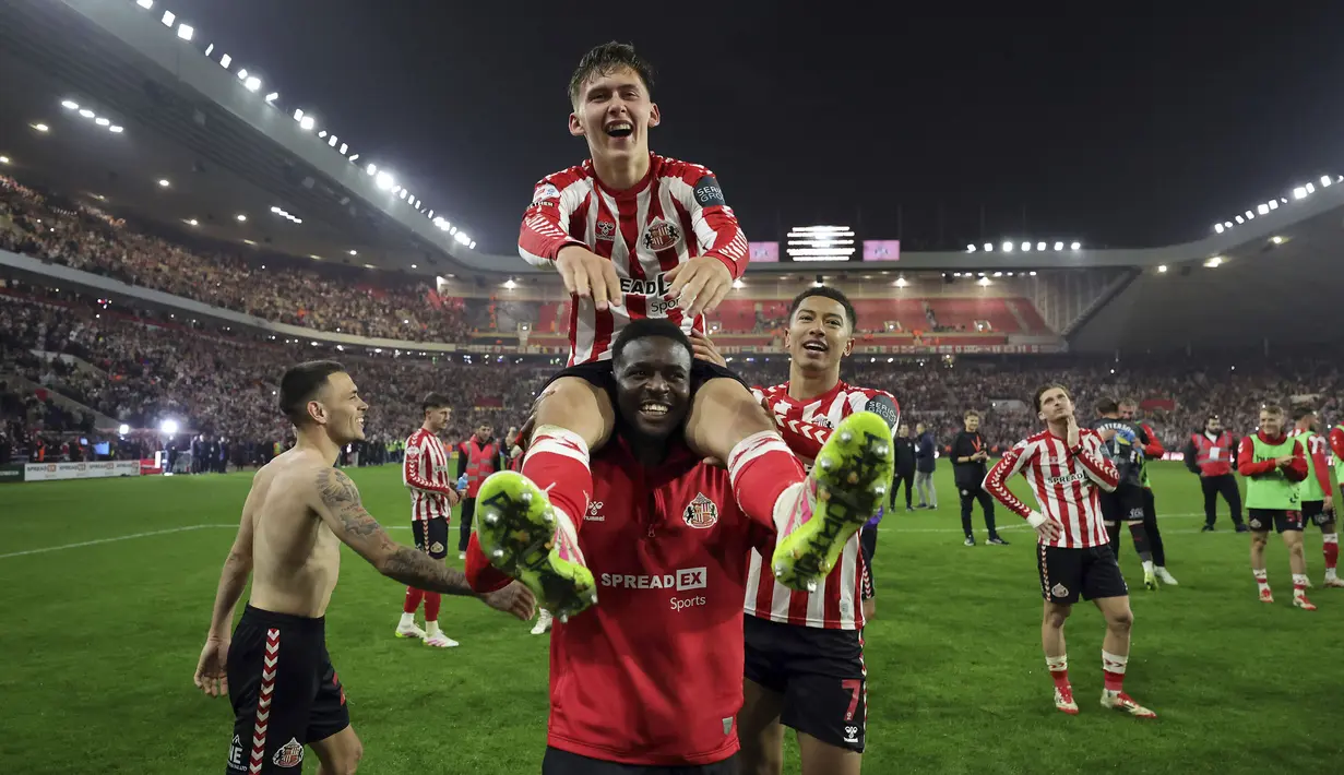 Para pemain Sunderland merayakan kemenangan timnya atas Convetry City dalam laga leg 2 babak semifinal play off Championship di Stadium of Light, Sunderland, Inggris, Selasa (13/05/2025) waktu setempat. (AP Photo/PA/Steve Welsh)