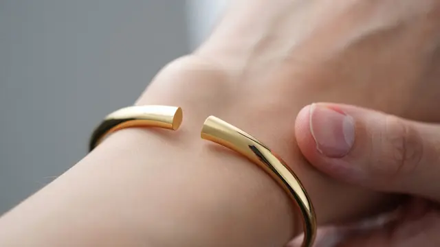 Model Gelang Emas Simpel Bangle Tipis Bernilai Tinggi (AI)