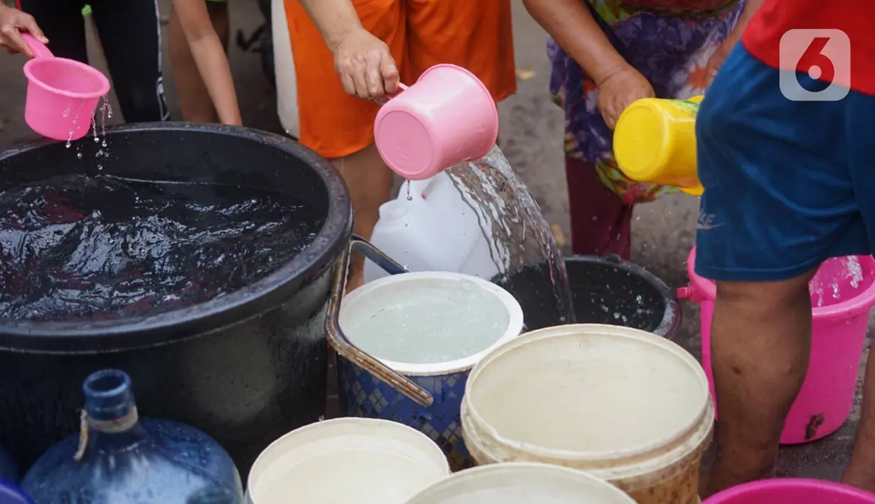 Warga mengisi air bersih ke dalam jeriken dan ember di kawasan Cipayung, Jakarta Timur, Rabu (20/11/2019). Warga memanfaatkan bantuan air bersih dari Pemprov DKI Jakarta untuk memenuhi kebutuhan sehari-hari. (Liputan6.com/Immanuel Antonius)