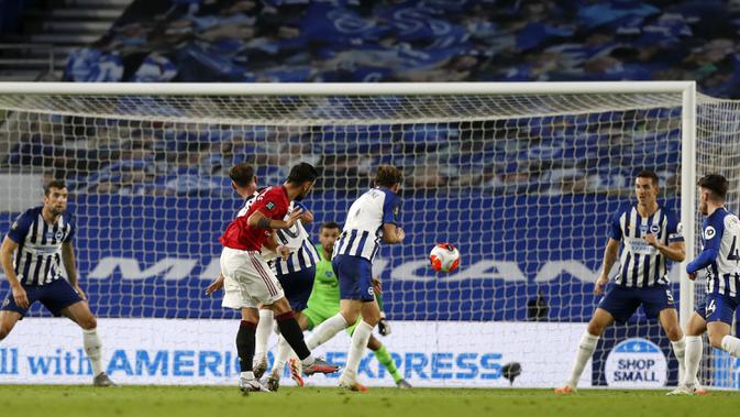 Pemain Manchester United Bruno Fernandes (kanan) mencetak gol ke gawang Brighton pada pertandingan Premier League di Stadion AMEX, Brighton, Inggris, Selasa (30/6/2020). Manchester United menang 3-0 dengan dua gol dicetak Bruno Fernandes. (AP Photo/Alastair Grant, Pool)