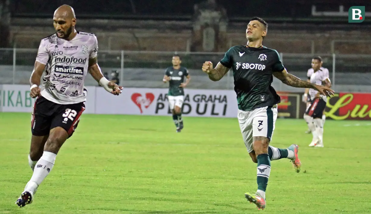 Gol pertama Bali United ke gawang Persikabo 1973 yang dikawal Diky Indriyana dicetak oleh Leonard Tupamahu pada menit ke-18. Gol dicetak lewat tendangan kaki kanan dalam situasi kemelut di depan gawang. (Bola.com/Nandang Permana)