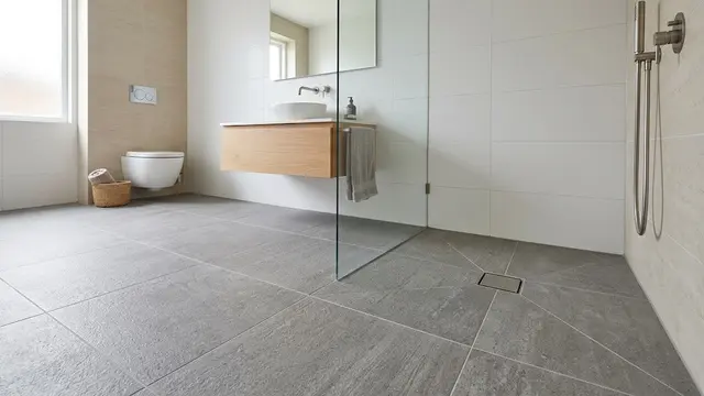 Kamar Mandi Dengan Lantai Keramik Antiselip