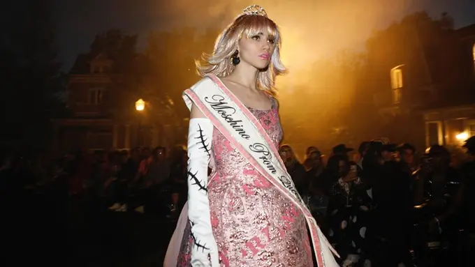Film Horror Jadi Inspirasi Koleksi Moschino Terbaru