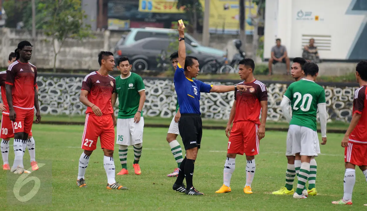 Wasit mengeluarkan kartu merah untuk pemain PS Polri dan PS MSG saat laga uji coba di Mako Brimob, Depok, Rabu (24/2/2016). Laga persiapan menghadapi turnamen Piala Bhayangkara 2016 ini berakhir imbang 1-1. (Liputan6.com/Helmi Fithriansyah)