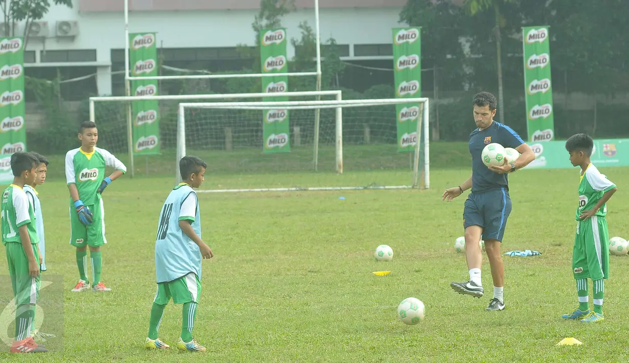Sebanyak 16 pemain terbaik dalam rangkaian Milo Football Championship 2017  hasil seleksi dari Medan, Bandung  dan Makassar berkesempatan menerima pelatihan cara bermain khas FC Barcelona, Tangerang Selatan, Jumat (21/4). (Liputan6.com/Helmi Afandi)