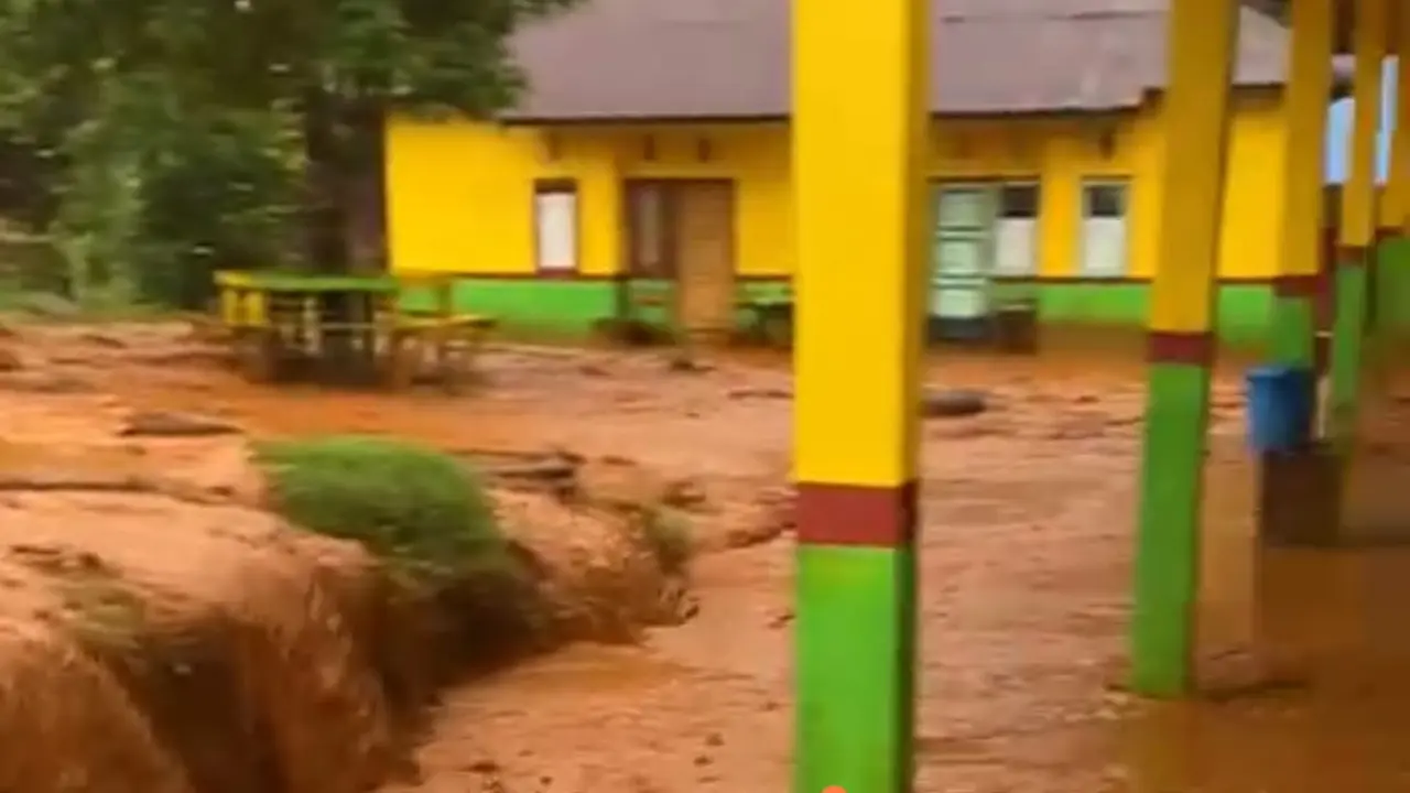 Banjir bandang melanda wilayah Konawe Utara diduga aktivitas perusahaan tambang PT Manunggal menjadi penyebabnya.(Liputan6.com/Ahmad Akbar Fua)