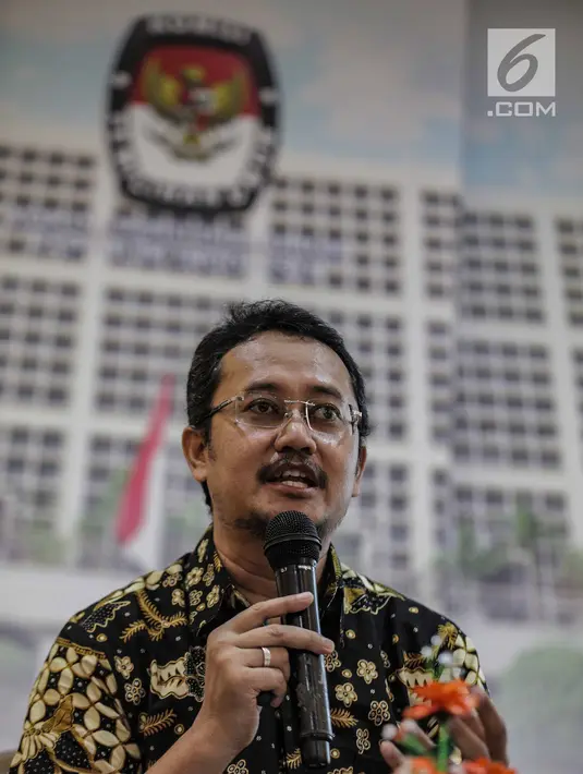 Peneliti Senior Network For Democracy and Electoral Integrity, Ferry Kurnia Rizkiyansyah saat menjadi narasumber diskusi di Media Center KPU RI, Jakarta, Rabu (6/3). Diskusi bertemakan 'tantangan mewujudkan pemilu damai'. (Liputan6.com/Faizal Fanani)
