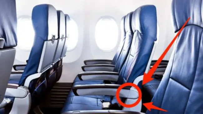 Tombol rahasia di sandaran tangan kursi lorong (aisle) dalam pesawat terbang bisa memberikan kelegaan tambahan. (Sumber Shutterstock)