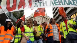 Sejumlah pekerja Yunani menggelar unjuk rasa di Athena, Rabu (17/5). Para pekerja meninggalkan lapangan kerja untuk melakukan pemogokan umum anti-penghematan. (AP Photo / Thanassis Stavrakis)