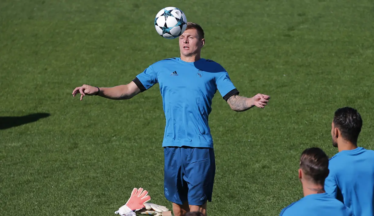 Gelandang Real Madrid, Toni Kroos, mengontrol bola saat mengikuti sesi latihan jelang laga Liga Champions di Madrid, Selasa (12/9/2017). Real Madrid akan berhadapan dengan  Apoel FC. (AP/Paul White)