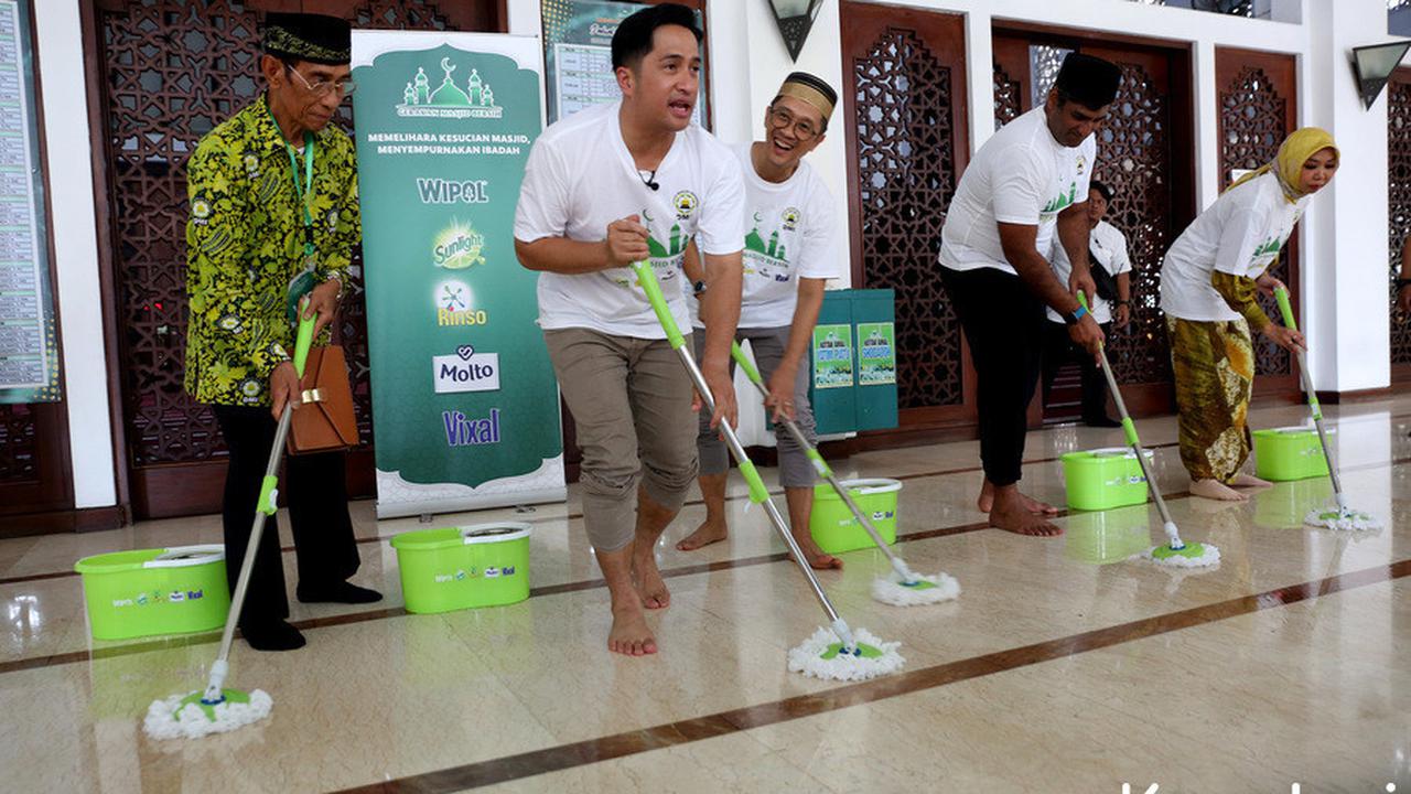 Sambut Ramadan, 8 Foto Irfan Hakim Saat Ikut Ngepel Masjid Hingga Bersihkan Tempat Wudhu