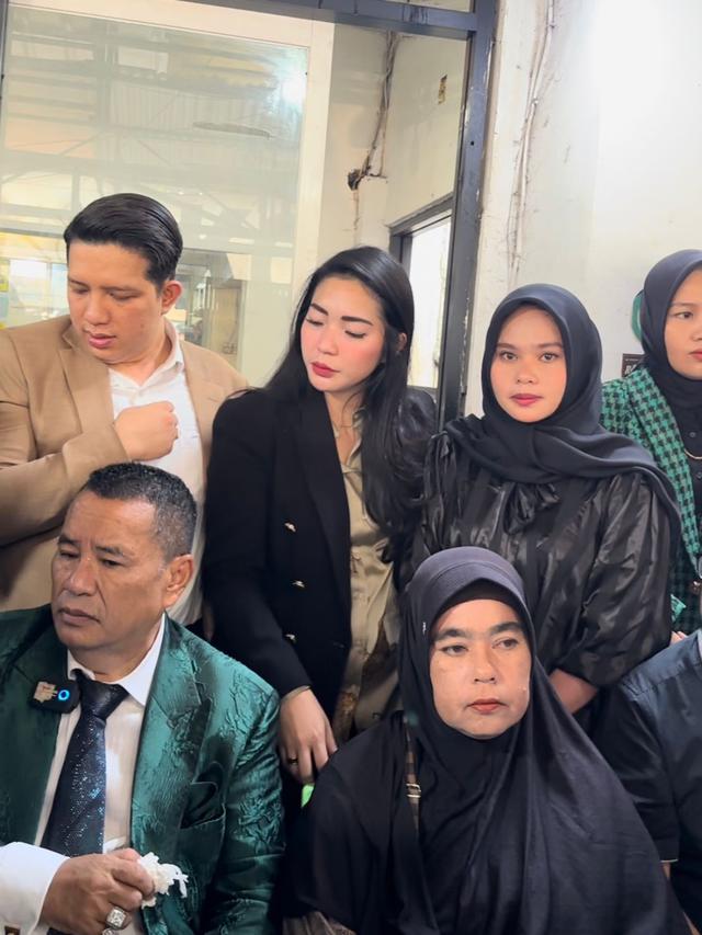 Intan Malenka mendampingi keluarga korban pembunuhan Imam Masykur.